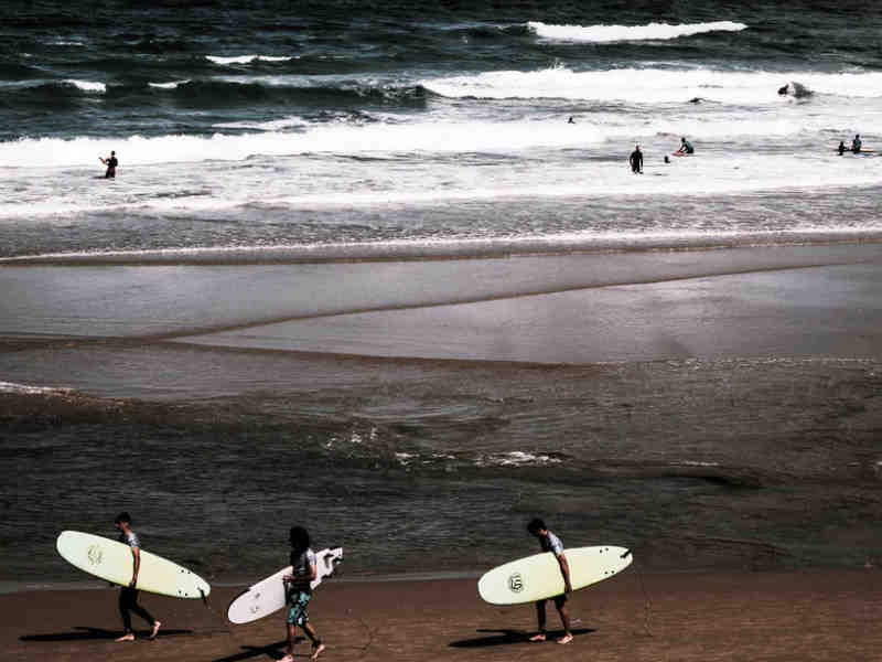 Où apprendre à faire du surf en France ?