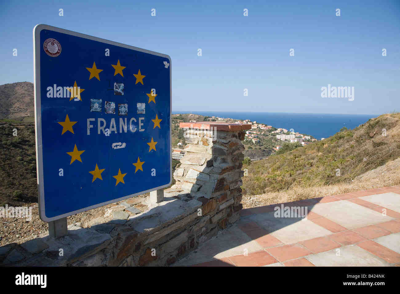 Quelle est la ville française la plus proche de la frontière espagnole ?