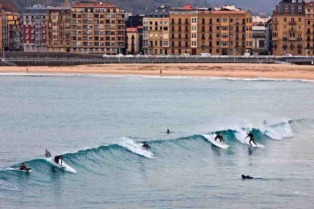 Où surfer dans le Pays basque espagnol ?